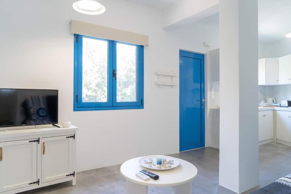 Blue Moon Apartments Makrýgialos Exteriör bild